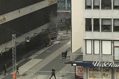 Vista de un camión que ha atropellado a varias personas y que se ha estrellado contra una tienda de la calle comercial de Drottninggatan en el centro de Estocolmo este  viernes.