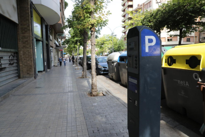 Un parquímetro en una zona azul de la ciudad de Lleida.