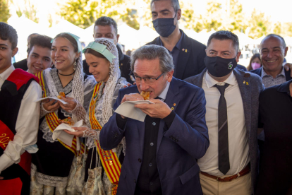 Giró, con el delegado, Bernat Solé, el alcalde de Alcarràs, Jordi Janés, y jóvenes ‘pubilles’ y ‘hereus’.
