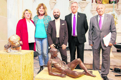 L’artista Jorge Egea (al centre), ahir al costat de les autoritats, amb la seua escultura en primer pla.