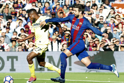 Piqué persegueix Bakambu, autor del gol del Vila-real que suposava el momentani 1-1.