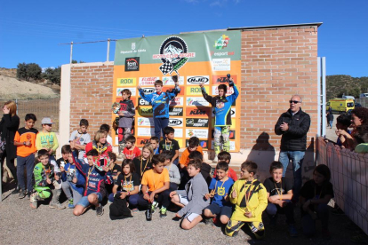En la imagen, el podio final y el resto de participantes de la categoría de MX65.