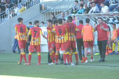 Los jugadores del Lleida celebran el gol del 1-1.