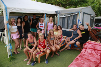 Una familia de Lleida con amigos en el camping de Sant Llorenç de Montgai.