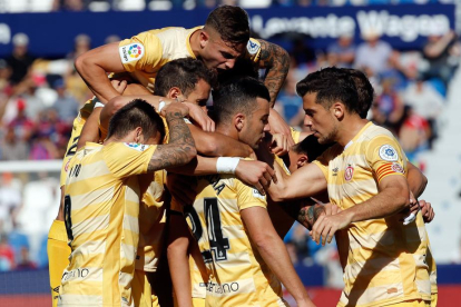 Borja García celebra amb els seus companys el gol marcat en el partit d’ahir davant del Llevant.
