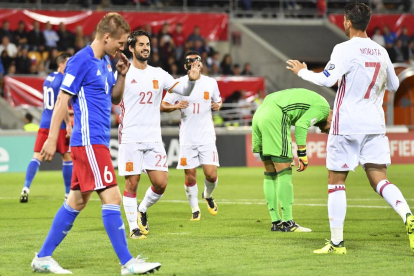Isco y Morata celebran el tercer tanto de la selección española frente a la débil Liechtenstein.