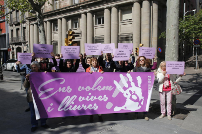 La entidad feminista Dones de Lleida se concentró ayer ante la sede de Servicios Sociales.