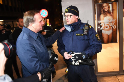 Les forces de seguretat i sanitàries desplegades ahir al centre d’Estocolm moments després del brutal atemptat.