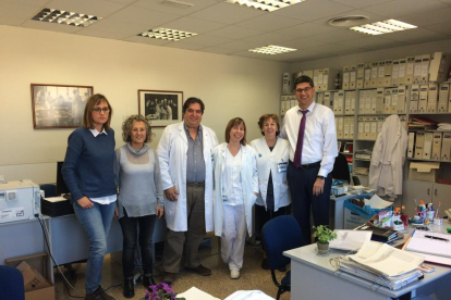 Ribes y Barcenilla, junto a profesionales de la Unidad de Infección Nosocomial del Arnau.