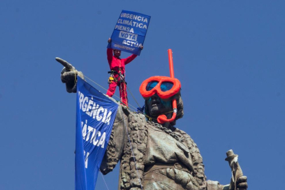 L’estàtua de Colom de Barcelona amb les ulleres de bussejador que els activistes li han posat.