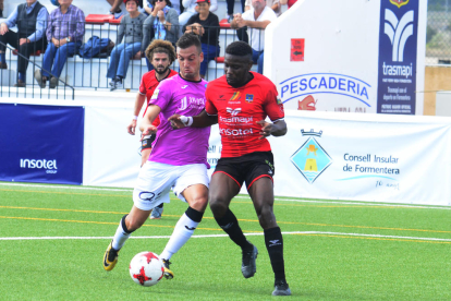 Marc Nierga lluita una pilota davant l’oposició d’un jugador del Formentera.