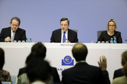 El presidente del Banco Central Europeo (BCE), Mario Draghi (c), y el vicepresidente de BCE, Vitor Constancio (i), ofrecen una rueda de prensa tras anunciar el mantenimiento de la tasa de interés, en Fráncfort, Alemania.