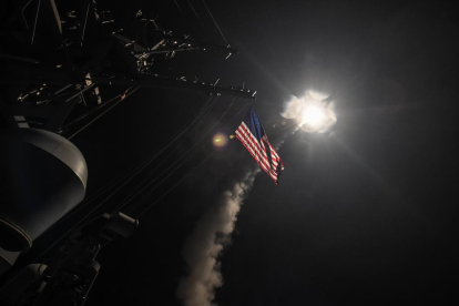 Moment en què un dels míssils de creuer surt del destructor dels EUA cap a terres sirianes.