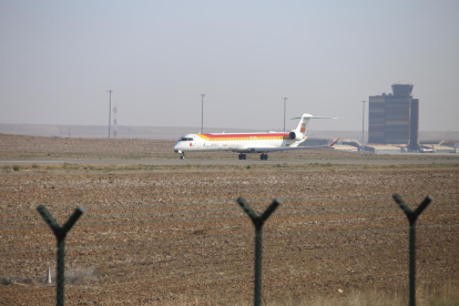 Un avió d’Air Nostrum a l’aeroport d’Alguaire.
