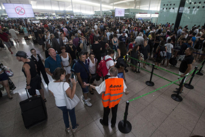 Les cues per accedir al control de seguretat de l’aeroport seguien ahir per la vaga d’Eulen.