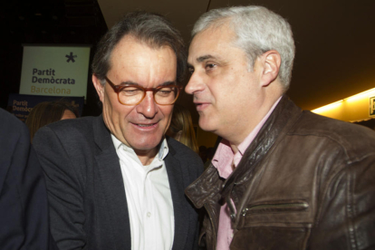 L'expresident de la Generalitat Artur Mas saluda l'exconseller Germà Gordó.