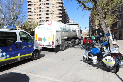Accident lleu d'un camió de mercaderies perilloses a Lleida ciutat