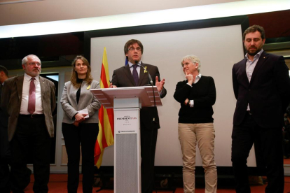 El líder de JxCat, Carles Puigdemont, al costat dels consellers cessats que l’acompanyen a Brussel·les.