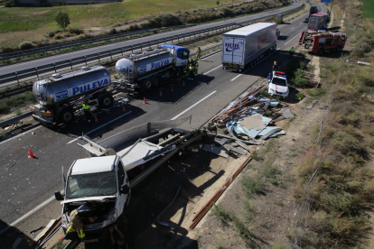 El fallecido conducía una camioneta que impactó con dos camiones en la autovía a la altura de Alcoletge.
