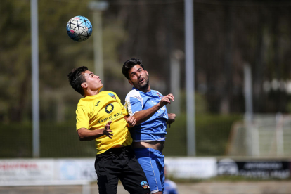 Un jugador del Lleida Esportiu B pugna con uno del Vista Alegre para controlar un balón con la cabeza.