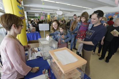 Votantes en el colegio Río Segre de Lleida.