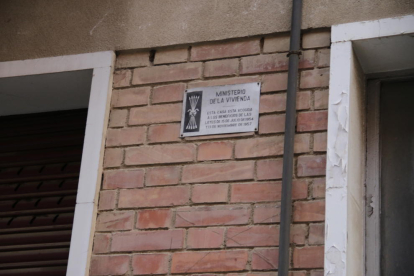 Una placa amb el símbol falangista adossada a la façana d’un edifici de la Mariola.