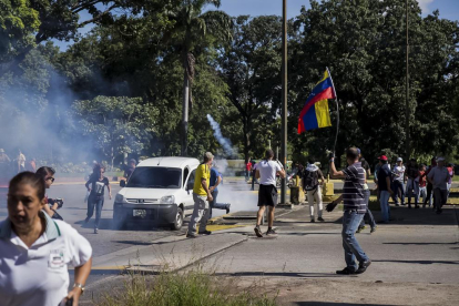 Un grup de manifestants donant suport als militars que van assaltar una caserna veneçolana.