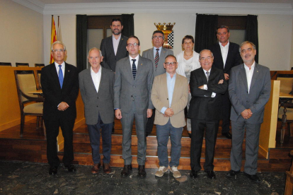 Meir Margalit, entre Marc Solsona y Josep Maria Pujol, junto los otros miembros del jurado y del consistorio, y también Ángel Olaran. 