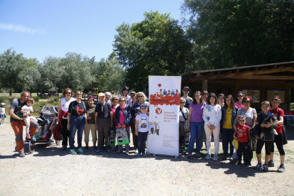 Foto de família d’alguns dels participants en la caminada pel voluntariat, ahir a la Mitjana.