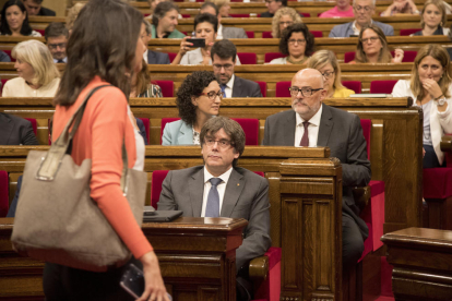 El president de la Generalitat, Carles Puigdemont; el president de JxSí, Lluís Corominas  i Marta Pascal ,dirigen les seves mirades a la líder de Ciutadans, Inés Arrimadas., durant el ple en el Parlament.