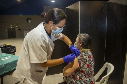 El Espai MerCAT de Tàrrega acogió ayer la administración de las primeras vacunas contra la gripe.