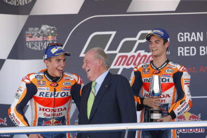 El rey Juan Carlos conversa con Marc en el podio de Jerez.