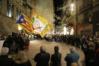 La concentració d’ahir a la plaça Paeria de Lleida.