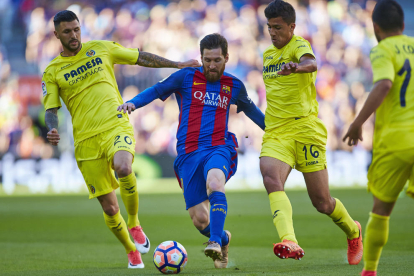 Leo Messi, envoltat de rivals durant el partit de dissabte davant del Vila-real.