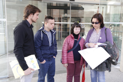 Representants de Down Lleida aquest dilluns als jutjats de Lleida amb la denúncia que han presentat a Fiscalia.