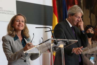 La ministra Nadia Calviño, amb el comissari europeu d’Economia, Paolo Gentiloni.
