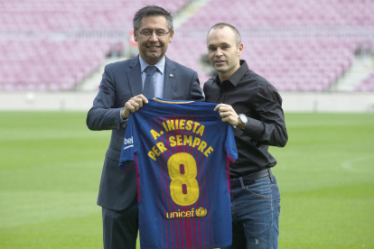 Josep Maria Bartomeu y Andrés Iniesta ayer junto a la camiseta conmemorativa.