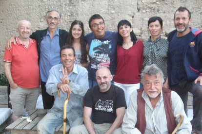 Jaume Felip, en el centro de pie, rodeado del elenco de actores y equipo técnico del cortometraje.
