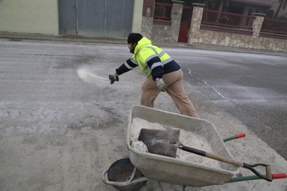 Un operari tirava sal ahir en un carrer d’Ivars d’Urgell.