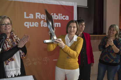 La presidenta del Parlament recibió ayer el premio Víctor Torres en Vicfred.