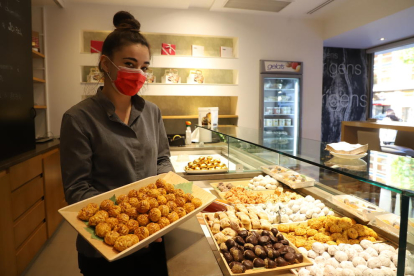 Una empleada de Tugues con una muestra de ‘panellets’ de esta pastelería de Lleida.