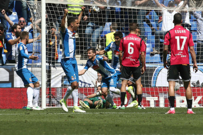 Pablo Piatti celebra su gol marcado ayer al Deportivo Alavés.