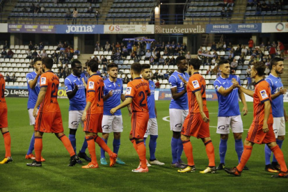 Jugadors del Lleida i de la Reial Societat se saluden a l’inici del partit d’anada.