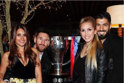 Leo Messi y Luis Suárez junto a sus respectivas esposas, Antonella Roccuzzo y Sofía Balbi.