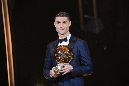 Cristiano Ronaldo, ahir, durant la cerimònia a París en la qual va recollir la cinquena Pilota d’Or.