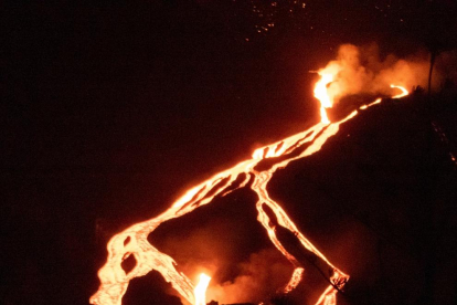 El con del volcà s'esfondra i deixa exposada una gran font de lava