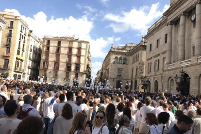 Miles de personas vestidas de blanco reclaman en Barcelona que haya diálogo