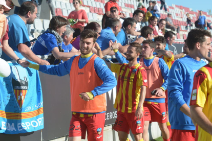 Els jugadors del Lleida saluden l’afició blava que va viatjar a Conca.