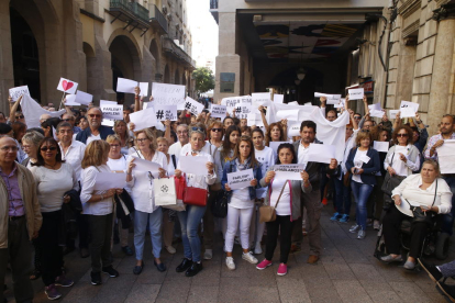 Un centenar de personas se manifiestan en favor del diálogo en Lleida