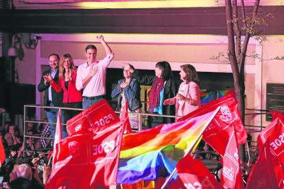 Sánchez saluda els simpatitzants socialistes als exteriors de la seu del PSOE al carrer Ferraz de Madrid, ahir a la nit.